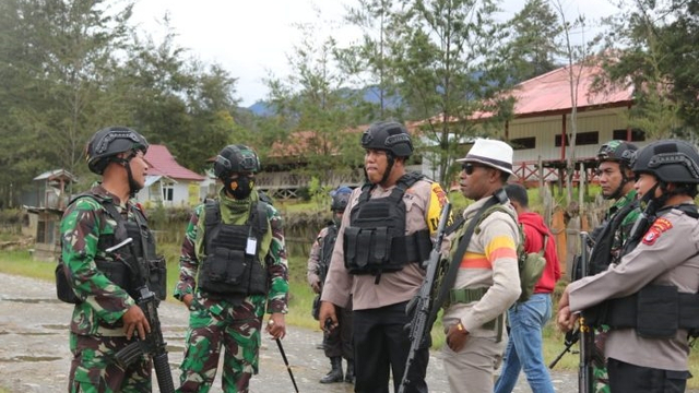 Aparat keamanan TNI-Polri sudah melakukan kegiatan patroli dalam kota, di Distrik Ilaga, Kabupaten Puncak, Papua, Selasa (20/4). Foto: Puspen TNI