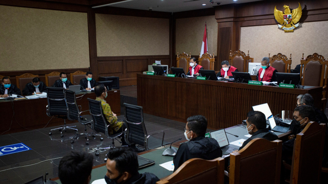 Eks Menteri Menteri Sosial Juliari P Batubara (tengah) menjalani sidang perdana di Pengadilan Tindak Pidana Korupsi (Tipikor), Jakarta, Rabu (21/4).  Foto: Aditya Pradana Putra/ANTARA FOTO