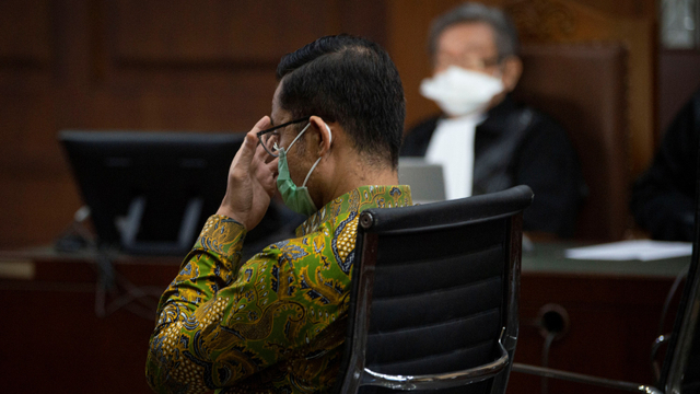 Eks Menteri Menteri Sosial Juliari P Batubara menjalani sidang perdana di Pengadilan Tindak Pidana Korupsi (Tipikor), Jakarta, Rabu (21/4). Foto: Aditya Pradana Putra/ANTARA FOTO