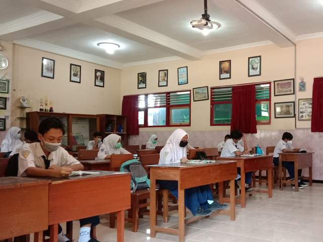 Foto: Ilustrasi ujian akhir sekolah bagi SMP di Kota Batu.