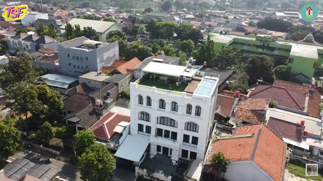 Melihat Betapa Mewahnya Rumah Zaskia Sungkar dan Irwansyah. Foto: YouTube/The Sungkars Family