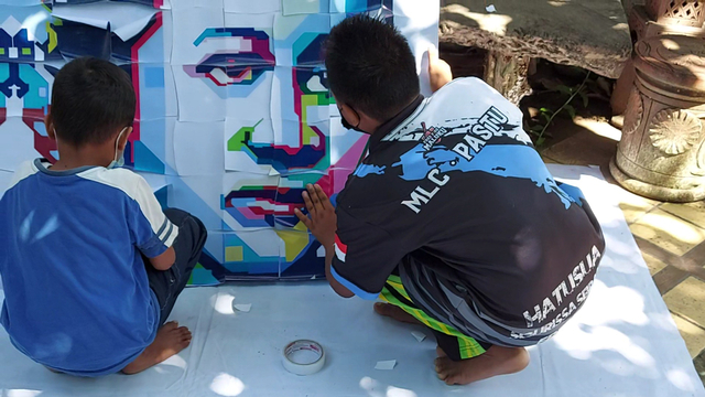 Anak-anak dari Kota Solo menyusun puzzle bergambar wajah RA Kartini
