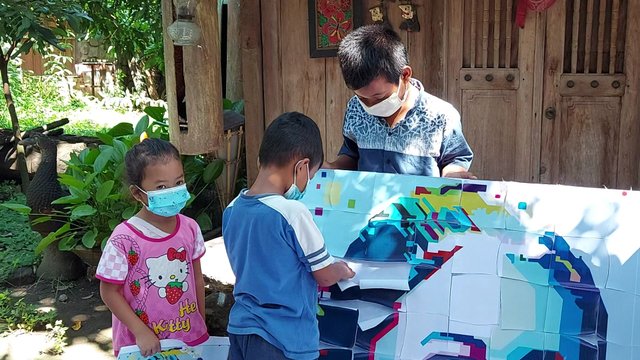 FOTO: Menyusun Puzzle RA Kartini (120575)