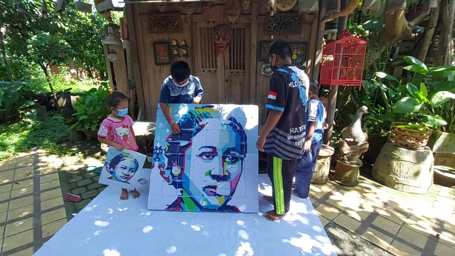 FOTO: Menyusun Puzzle RA Kartini (120576)