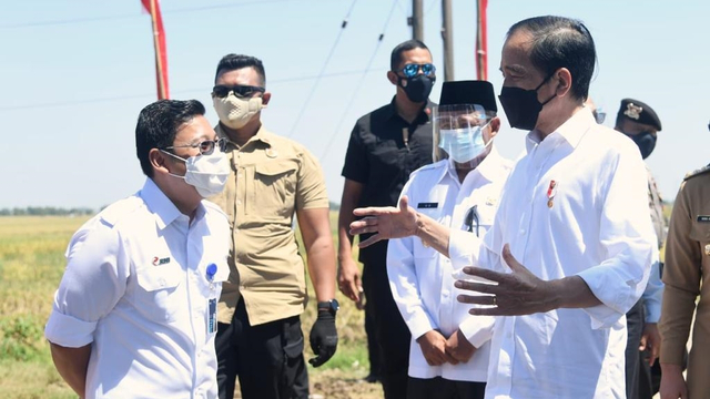 Direktur Utama PT RNI (Persero) Arief Prasetyo Adi bersama Presiden Joko Widodo dalam kunjungan kerja ke Desa Wanasari, Indramayu, Rabu (21/4). Foto: RNI 