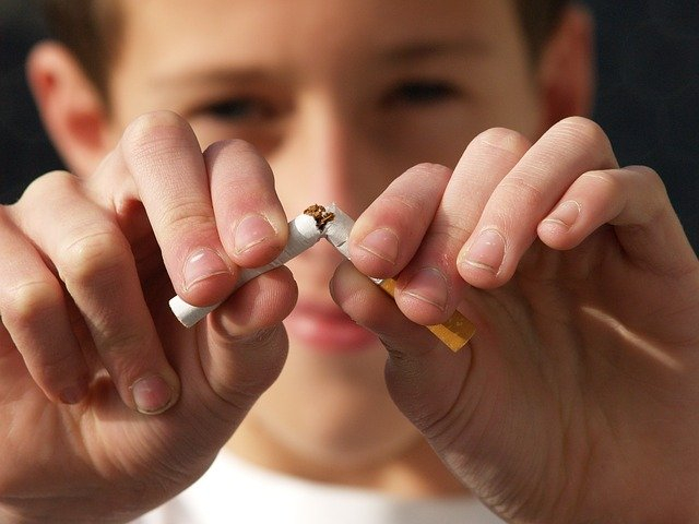 Apakah merokok mmbatalkan puasa? Foto: Https://pixabay.com/id