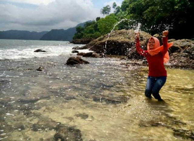 Pantai Pasir Putih Trenggalek | Foto : Dokumentasi Pribadi Penulis