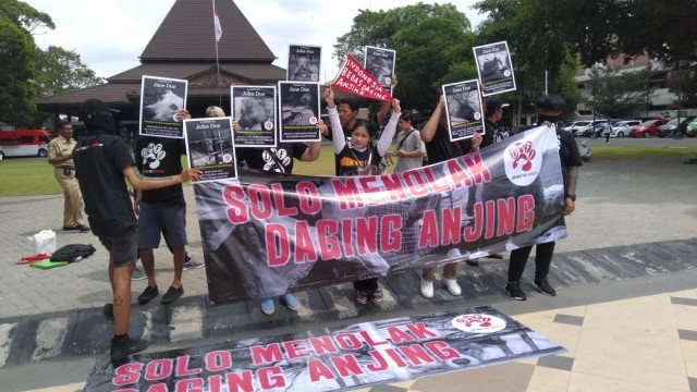 Aksi menolak perdagangan daging anjing yang digelar di depan Balai Kota Solo pada 2019 lalu (dok)