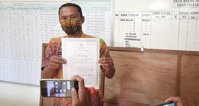 Staff TU bagian kearsipan SMA Negeri 1 Kota Tegal Moh. Husni Effendi menunjukan fotocopy surat ijazah atas nama Shindy Paul Soerjomoeljono, di kantornya Rabu (21/4/2021).