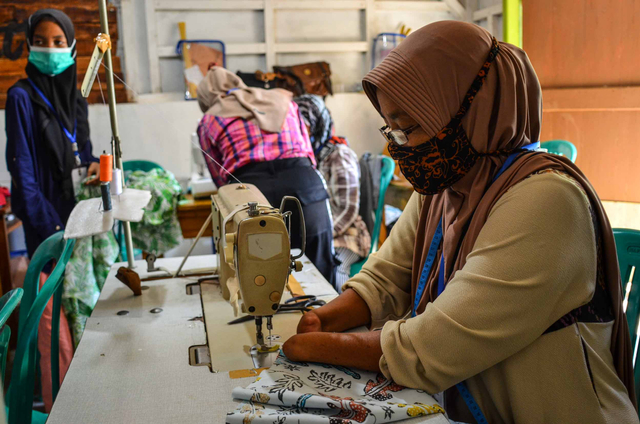 Sejumlah penyandang disabilitas mengikuti pelatihan keterampilan menjahit di Cijantung, Kabupaten Ciamis, Jawa Barat, Rabu (21/4/2021).  Foto: Adeng Bustomi/ANTARA FOTO