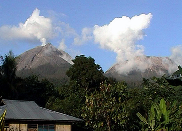 Ilustrasi Gunung Lewotobi pada tahun 2007 Foto: Dok. Smithsonian Institution