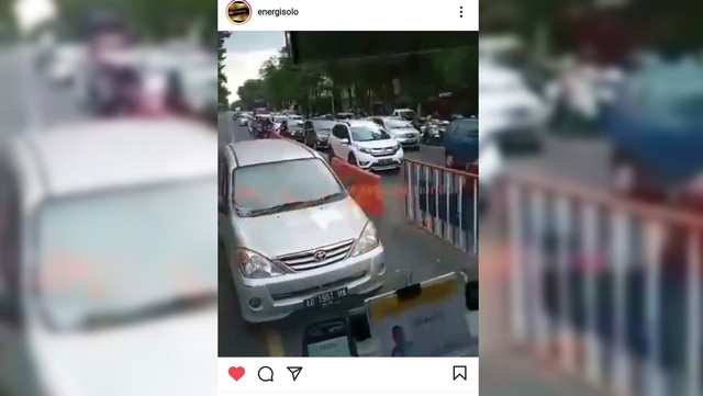 Serobot Jalur Batik Solo Trans, Mobil Minibus Viral di Medsos (12267)
