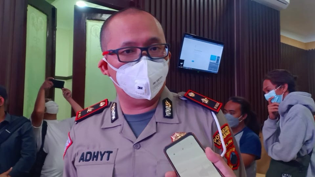 Serobot Jalur Batik Solo Trans, Mobil Minibus Viral di Medsos (12268)