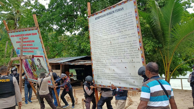 Pembubaran posko ajaran sesat di Supiori, Papua. (Dok Polda Papua)