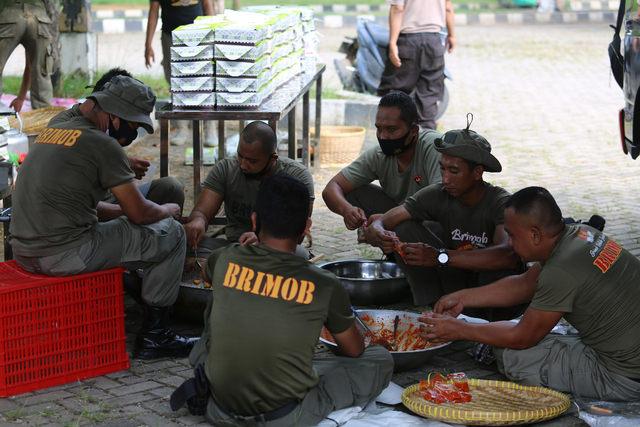 Polda Lampung Buka Dapur Lapangan, Bagikan Paket Makanan Buka Puasa Gratis (285762)