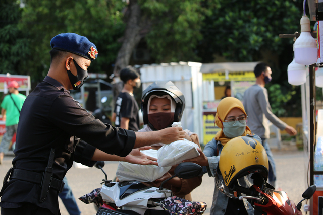 Polda Lampung Buka Dapur Lapangan, Bagikan Paket Makanan Buka Puasa Gratis (285763)