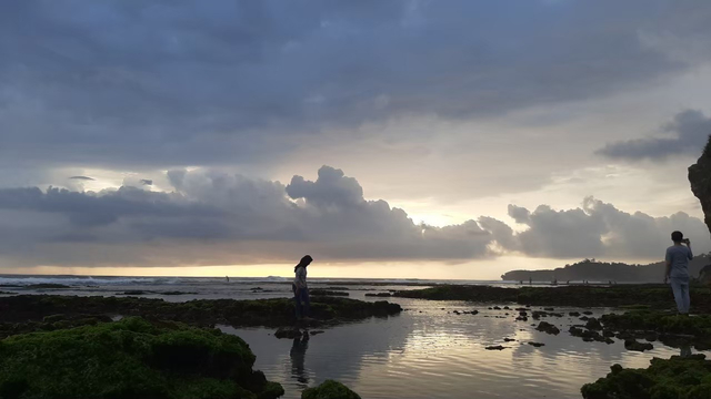 Pantai Nglolang Yogyakarta (Dokumentasi Pribadi Penulis)