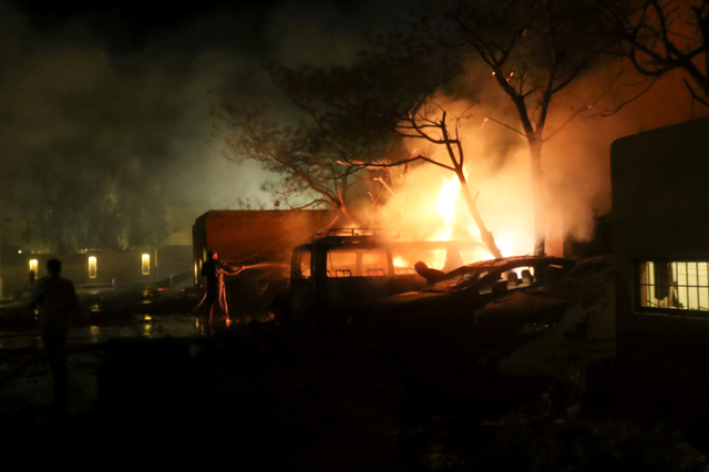 Petugas pemadam kebakaran berusaha memadamkan api di sebuah hotel mewah di Quetta, Pakistan Rabu (21/4). Foto: Naseer Ahmed/Reuters
