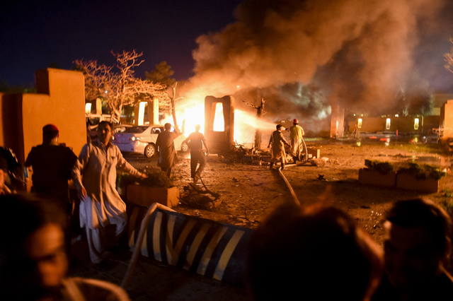Suasana di lokasi ledakan di sebuah hotel mewah di Quetta, Pakistan Rabu (21/4). Foto: Banaras Khan/AFP