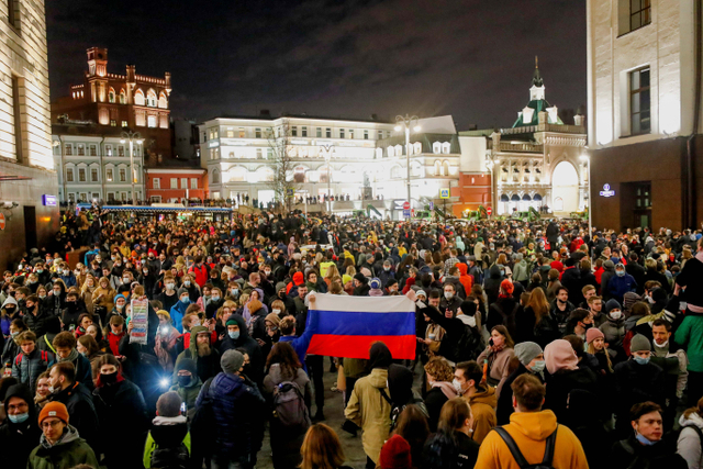 Pendukung politisi oposisi Rusia Alexei Navalny yang dipenjara memegang bendera Rusia saat unjuk rasa di Moskow, Rusia. Foto: Shamil Zhumatov/Reuters