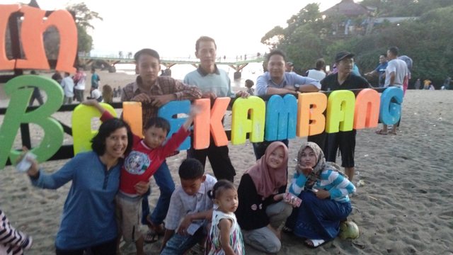 Saya dan keluarga berfoto bersama di Pantai Balekambang (Sumber: Dokumentasi Pribadi Penulis)