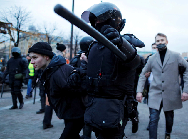 Seorang pria diciduk oleh polisi saat unjuk rasa mendukung politisi oposisi Rusia Alexei Navalny yang dipenjara di Saint Petersburg, Rusia. Foto: Anton Vaganov/Reuters