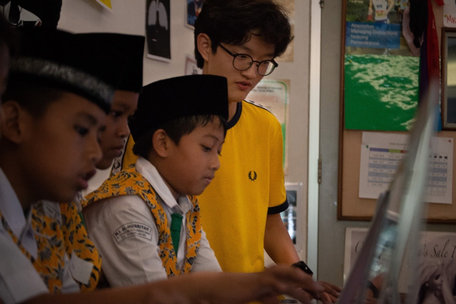 Sebelum pandemi, Sangwook aktif mengajarkan pendidikan berbasis teknologi kepada anak-anak sekolah. Foto: dok. Jakarta Intercultural Shchool