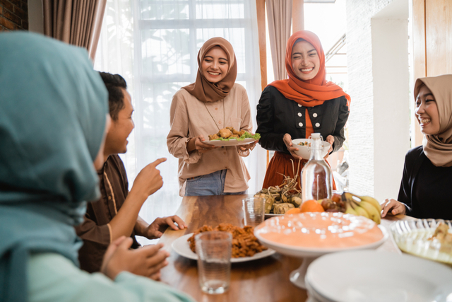 Tradisi berbagi bingkisan saat Ramadhan. Foto: Shutterstock