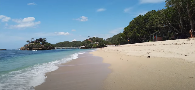 Pemandangan Pantai Balekambang (Sumber: Dokumentasi Pribadi Penulis)