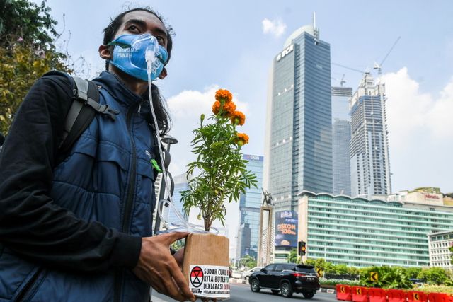 Aktivis lingkungan hidup menggelar aksi dalam rangka memperingati Hari Bumi 2021 di kawasan Jalan MH Thamrin, Jakarta, Kamis (22/4).  Foto: Galih Pradipta/ANTARA FOTO