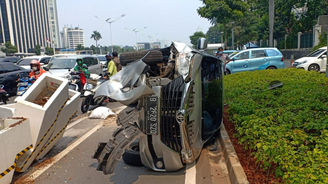 Mobil tabrak pembatas jalur sepeda di Jalan Jenderal Sudirman, Jakarta Selatan. Foto: Dok. Istimewa