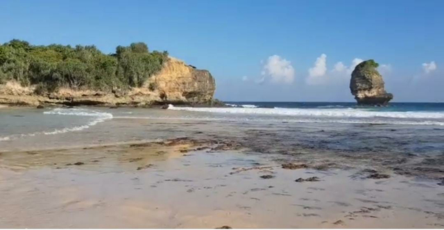 Pantai Pudak Blitar | Foto : Dokumentasi Pribadi Penulis