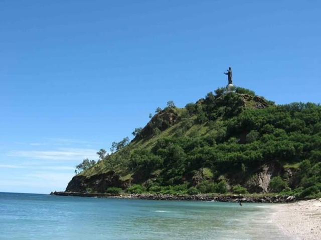 Pemandangan Pantai Cristo Rei (Sumber: Dokumentasi Pribadi Penulis)
