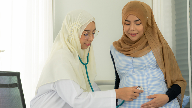 Ilustrasi ibu hamil memeriksakan kandungannya ke dokter saat berpuasa. Foto: Shutter Stock