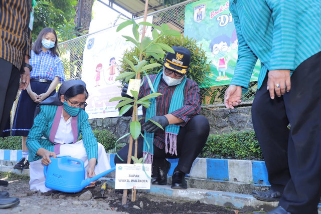 Gerakan penghijauan SMP Katolik Santa Maria I Malang bertajuk "Restore Our Earth" yang diresmikan Wakil Wali Kota Malang, Sofyan Edi Jarwoko.
