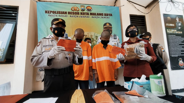 Kapolsek Sukun Kompol Suyoto saat konferensi pers ungkap kasus narkoba di Mapolsek Sukun Kota Malang, Kamis (22/4/2021). Foto/Azmy.