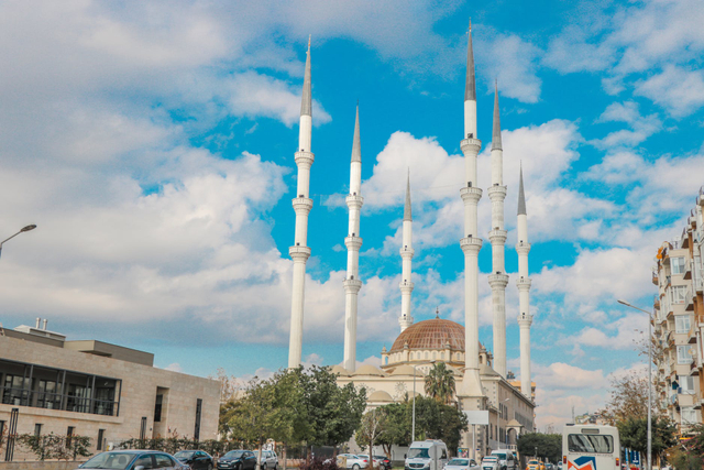 Ilustarsi bangunan masjid dan lingkungan sekitarnya. Foto: Hasan Albari/Pexels