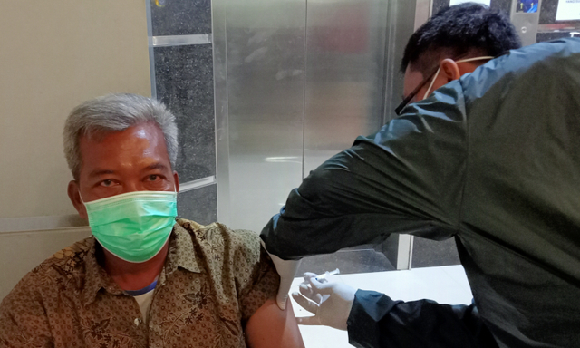 Vaksinasi lansia di Surabaya. Vaksinasi tahap pertama pada lansia di Jatim baru mencapai 13,8 persen. Foto: Masruroh/Basra