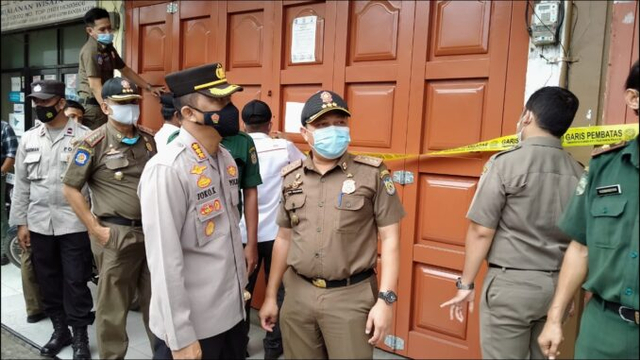 Aparat gabungan menyegel sebuah kafe di kawasan Peunayong, Kota Banda Aceh, karena di kafe itu diduga ada kegiatan yang melanggar protokol kesehatan. Foto: Dok. Satpol PP WH