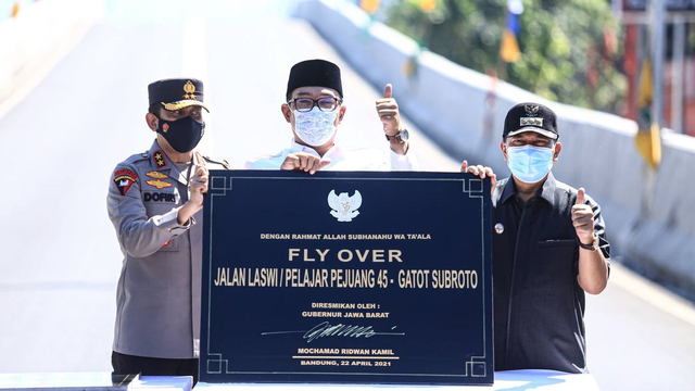 Gubernur Jabar Ridwan Kamil meresmikan flyover di Jalan Jakarta dan Jalan Laswi, Kota Bandung.  Foto: Dok. Istimewa