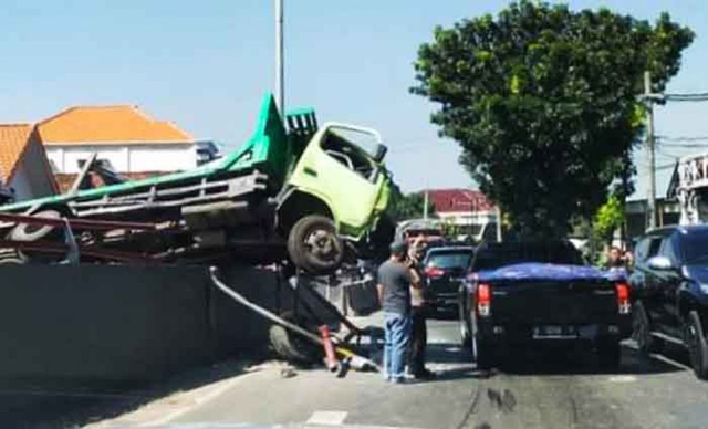 2 Orang Terluka Akibat Tabrakan Beruntun Truk di Jembatan Sembayat, Gresik