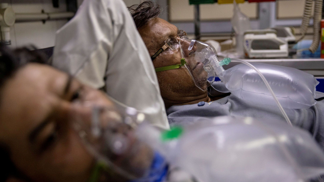 Pasien terinfeksi virus corona mendapat perawatan di Rumah Sakit Lok Nayak Jai Prakash (LNJP), New Delhi, India.  Foto: Danish Siddiqui/REUTERS