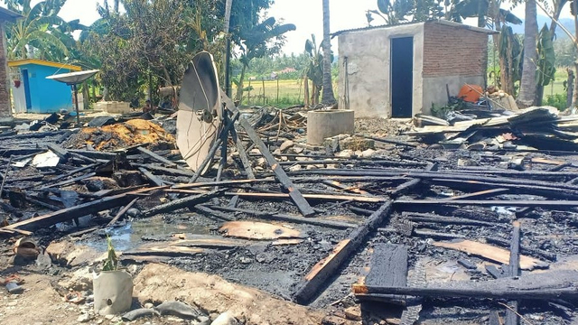 Kebakaran di Desa Beru-beru, Kecamatan Kalukku, Kabupaten Mamuju, Sulawesi Barat. Foto: Dok. Polsek Kalukku