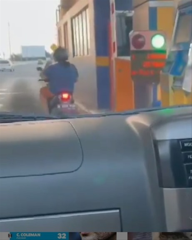 Video Emak-Emak Naik Motor Nekat Masuk Tol, Santai Tap Kartu Di Gerbang ...