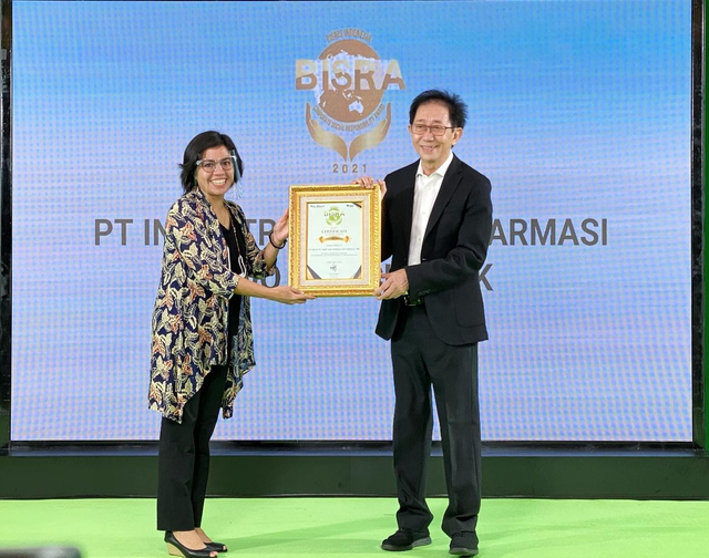 PT Industri Jamu dan Farmasi Sido Muncul Tbk. meraih Special Award for The Most Consistent Company in Corporate Action Responsibility Implementation di ajang Bisnis Indonesia Corporate Social Responsibility Award (BISRA) 2021. Foto: Dok. Sido Muncul