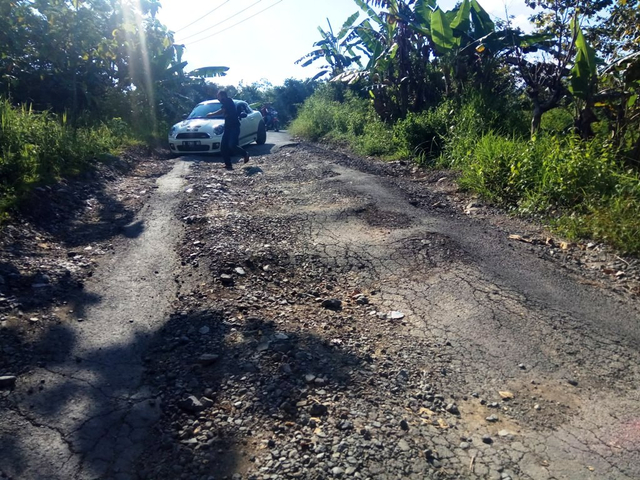Kondisi jalan rusak di akses perlintasan Kecamatan Ciniru menuju Desa Pakapasan Girang, Kecamatan Hantara, Kabupaten Kuningan, Jawa Barat. (Andri Yanto)
