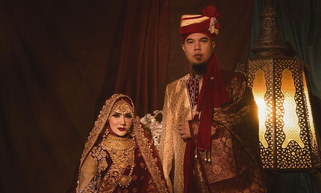Mulan Jameela dan Ahmad Dhani bergaya ala selebriti Bollywood saat pemotretan. Foto: dok. Instagram