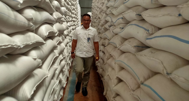 Kepala Perum Bulog Cabang Pekalongan, Heriswan saat mengecek ketersediaan beras di Gudang Munjungagung Tegal, Maret 2021.