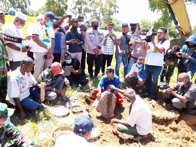 Ritual adat menandai pembangunan 700 unit rumah bagi warga terdampak bencana Lembata, Kamis (22/4). Foto: Teddi Lagamaking.