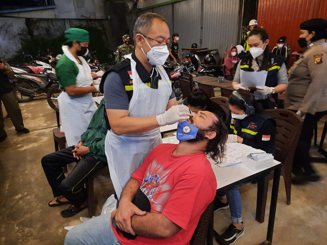Kepala Dinas Kesehatan Sintang, dr. Harysinto Linoh melakukan tes antigen pada pengunjung kafe saat razia penegakan prokes. (Foto: Yusrizal/Hi! Pontianak)